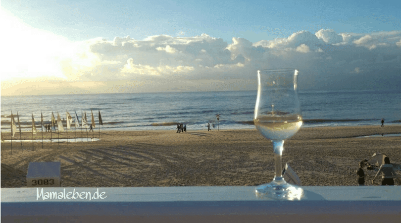 Weinglas an Promenade Sylt Westerland Strand