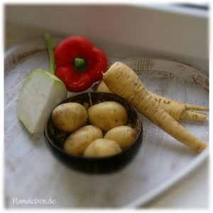 Vorbereitung für den Babybrei frische Paprika Pastinake Kartoffel und Kohlrabi