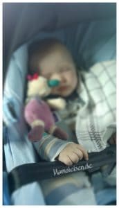 Baby in Babyschale schlafend