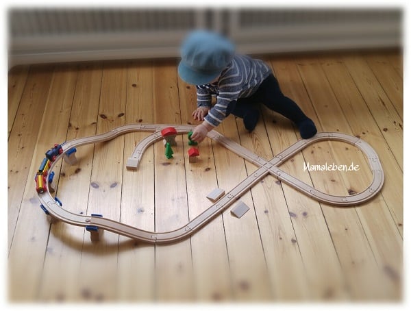 45 teilige Eisenbahn aus Holz mit Kind