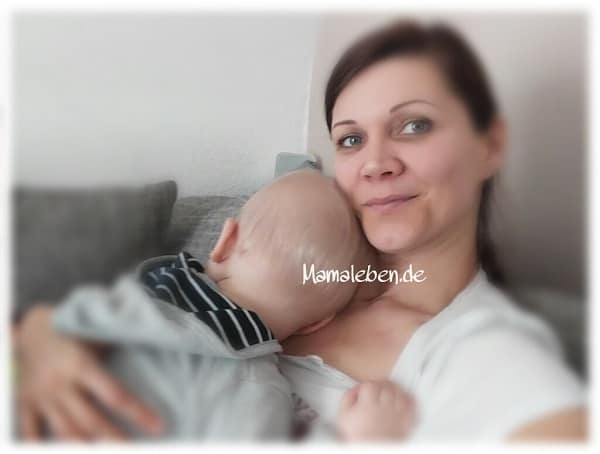 Mama und Baby kuscheln