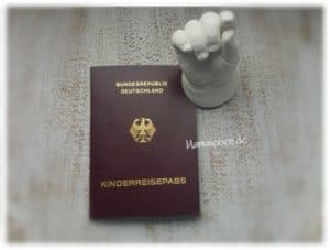 Kinderpass und Gipshand