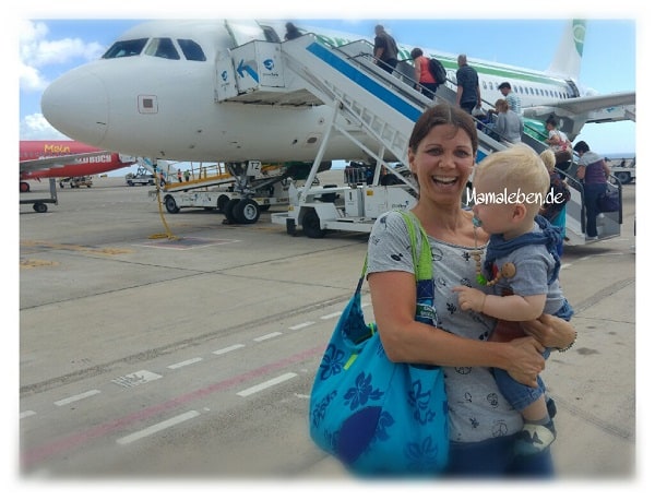 Fliegen mit Kindern Mama und Baby Flugzeug