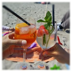 Aperol Spritz Cocktail am Strand