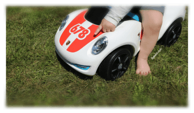 Baby zeigt auf Motorhaube Porsche