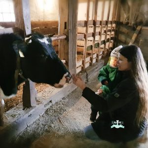 Mama und Kind Kuh streicheln