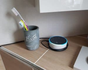 Ein Amazon Echo Dot im Badezimmer über E.ON Plus Smart Home