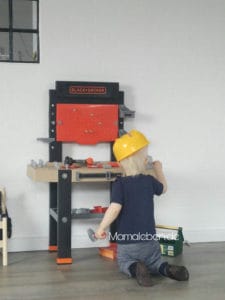 Werkbank von Black und Decker für Kinder mit Helm und Werkzeugkasten von Bosch Theo Klein