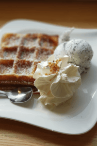 Waffel mit Eis und Sahne - ein Gedicht #eis #waffel #dessert