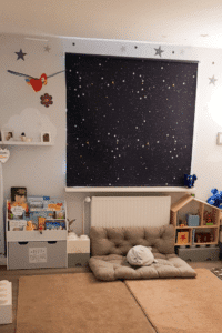 Make Over in unserem #kinderzimmer - von Waldtieren und grauen Akzenten #bücherregal #sitzecke #kuscheln #kinderbücher #kidsinterior #grau 