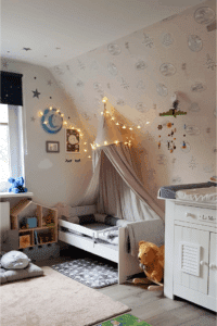 Kinderbett mit Baldachin und Lichterkette Sterne #kinderzimmer #sterne