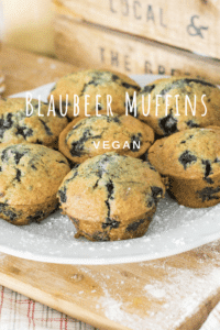 Hier findet ihr zwei Rezepte: vegane Blaubeer Muffins sowie deftige Zucchini Rosmarin Muffins #rezepte #backen #muffins #blaubeere #vegan