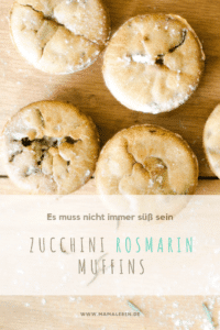 Es muss nicht immer süß sein! Wie wäre es mit Zucchini Rosmarin Muffins? Im Artikel findet ihr noch ein zweites, veganes Rezept für Blaubeer Muffins. #muffins #rosmarin #rezept #backen #zucchini