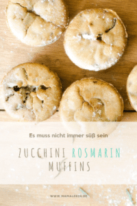 Es muss nicht immer süß sein! Wie wäre es mit Zucchini Rosmarin Muffins? Im Artikel findet ihr noch ein zweites, veganes Rezept für Blaubeer Muffins. #muffins #rosmarin #rezept #backen #zucchini 