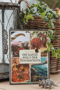 "Die ganze Welt der Dinosaurier" ist ein toll illustriertes #kinderbuch ab ca. 4 Jahren. Für echte #dino Fans und nicht nur für Kinder! #dinosaurier #kinderbücher #dinosaur #sachbuch #bilderbuch 