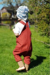 Latzhose aus Leinen in rostrot #handmade #kindermode #leinen