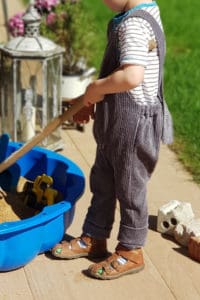 Werbung | Hier geht es zu unserer Galerie des #kindermode Labels Kindleinfein. Alles #handmade und mit Liebe genäht. #cord #latzhose #leinen #musselin #kinderkleidung #kidsfashion