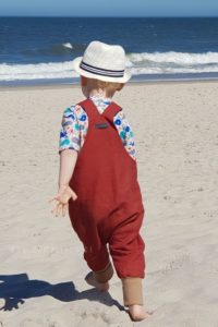 Werbung - zuckersüße #latzhose aus #leinen Hier geht es zu unserer Fotogalerie des Labels #kindermode #kidsfashion #strandmode #nähenfürkinder