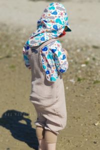 Werbung - zuckersüße #latzhose aus #musselin - Hier geht zu unserer Galerie des Labels #kindermode #nähen #wale #strand #beachmode