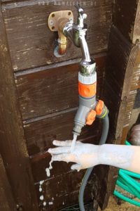 Kinderhand voll mit remmers eco öl farbe ökologisch 