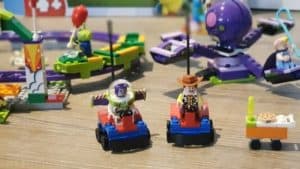 Lego vier plus trifft Toy Story