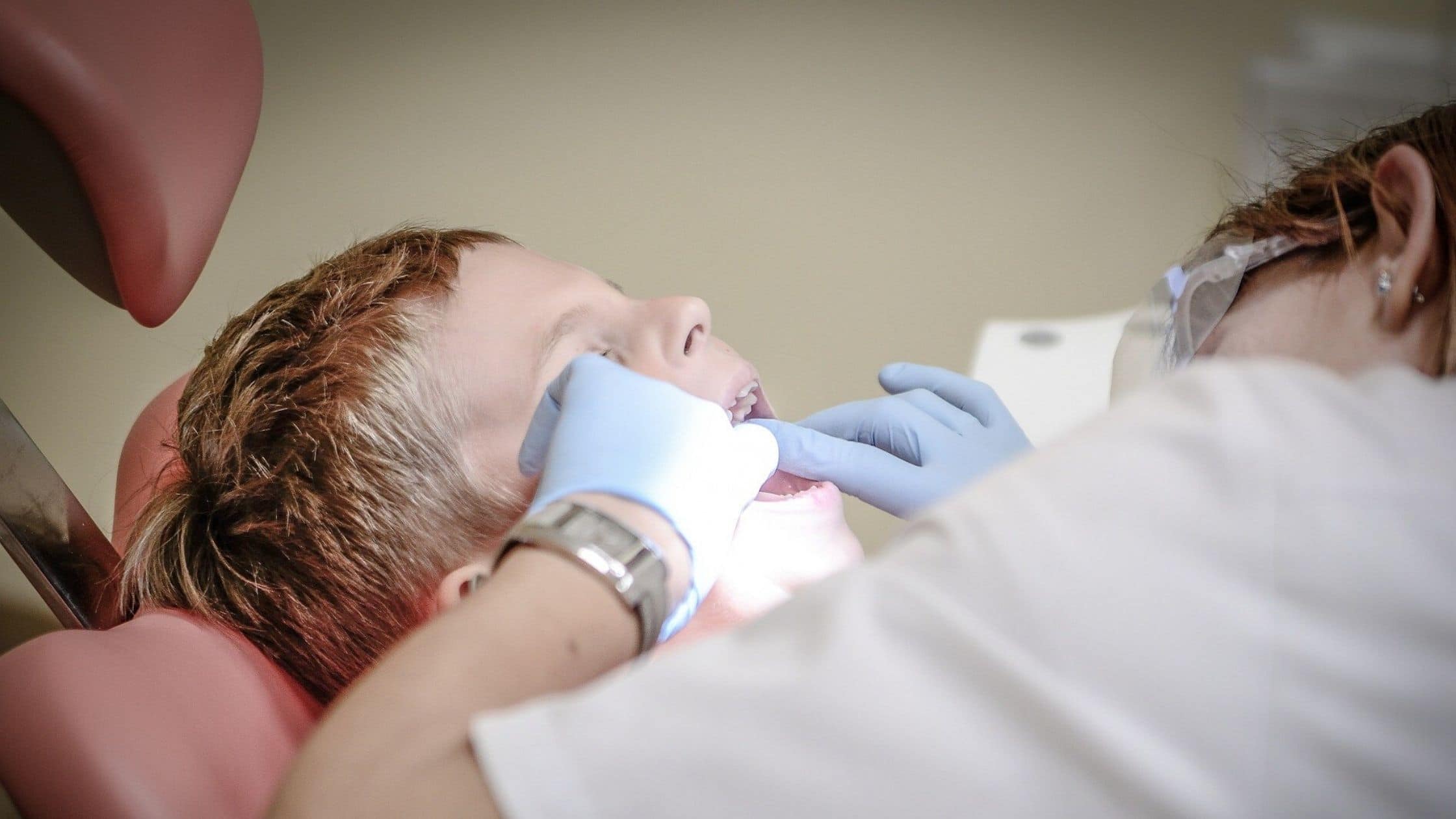 Zahnarzt Karies bei Kindern