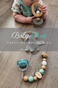 Werbung | Die Mischung aus #holz mit den Farben grau und mint, ergeben die #baby Pure Linie von #eichhorn - #greifling #rassel #schnullerkette #wagenkette