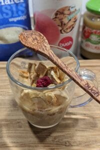 overnight Oats mit Apfelmus und buah früchten